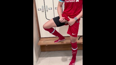 训练后在更衣室里抽搐（利物浦足球俱乐部球衣）